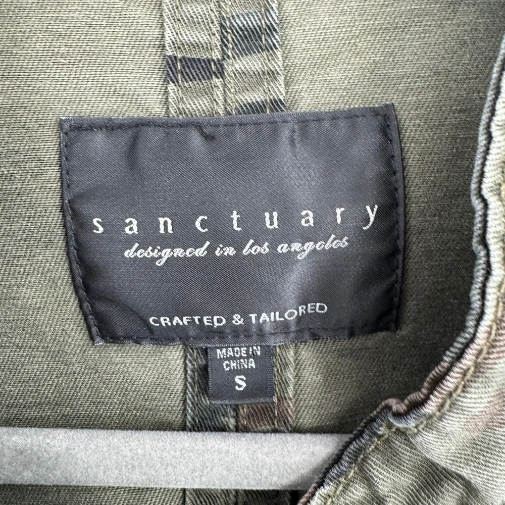 Sanctuary camouflage utility